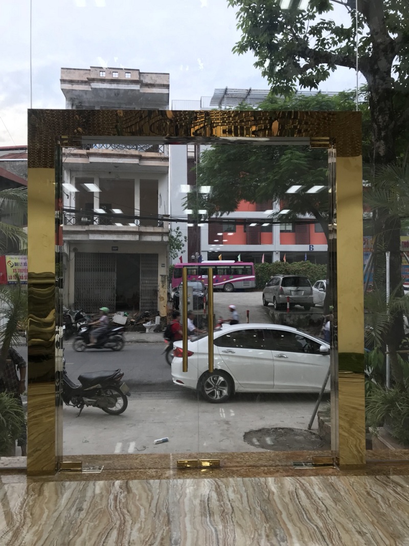 Thi công vách kính temper tại nhà chị Trang tại số 249 Thuỵ Khuê